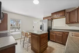 1502 Round Lake Dr, Round Lake Beach, IL 60073 - Photo 6