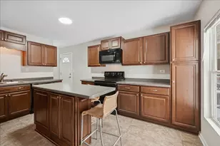 1502 Round Lake Dr, Round Lake Beach, IL 60073 - Photo 4