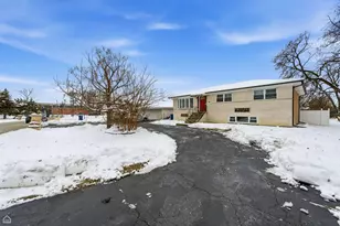 7811 W 102nd St, Palos Hills, IL 60465 - Photo 2