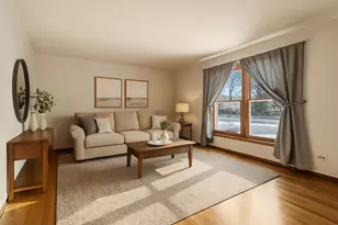 30W162 Claymore Ln, Naperville, IL 60563 - Photo 2