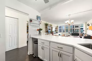 525 W Hawthorne Pl, Chicago, IL 60657 - Photo 10