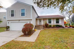 1327 Larchmont Dr, Buffalo Grove, IL 60089 - Photo 1