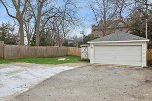 609 1st St, Libertyville, IL 60048 - Photo 20