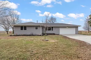 208 E Newton St, Mansfield, IL 61854 - Photo 2