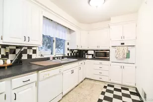 527 W Madison St, Belvidere, IL 61008 - Photo 14