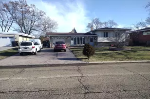 5639 N Manor Ln, Norwood Park Township, IL 60631 - Photo 2