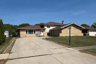 1814 Holly Ave, Darien, IL 60561 - Photo 2