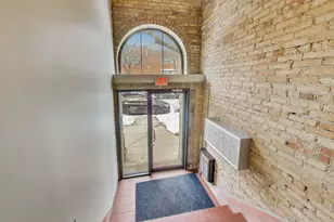 1140 W Cornelia Ave, Chicago, IL 60657 - Photo 2
