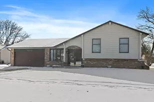 1345 S Madlock Ct, Elgin, IL 60123 - Photo 22