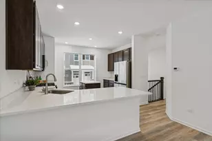 406 Red Oak Cir, Volo, IL 60020 - Photo 6