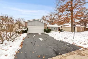 145 Sherwood Dr, Cary, IL 60013 - Photo 2