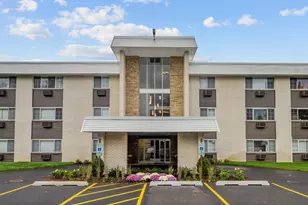 375 W Winchester Rd, Libertyville, IL 60048 - Photo 2