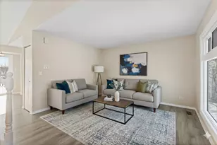 3 Woodview Ct, Streamwood, IL 60107 - Photo 2