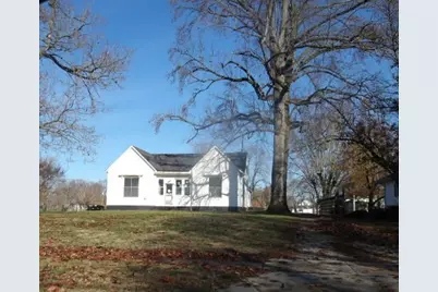 305 W Main Street, Oakland, IL 61943 - Photo 2