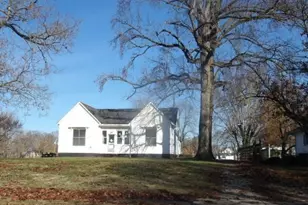 305 W Main St, Oakland, IL 61943 - Photo 2