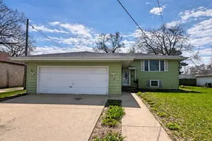 105 W Oak St, Coal City, IL 60416 - Photo 2