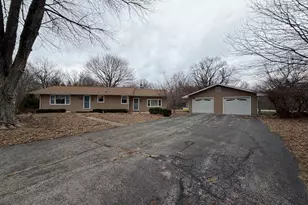 605 Douglas St, Catlin, IL 61817 - Photo 2