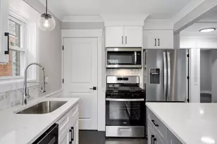 8449 S Euclid Ave, Chicago, IL 60617 - Photo 10