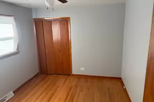 9855 S California Ave, Evergreen Park, IL 60805 - Photo 4