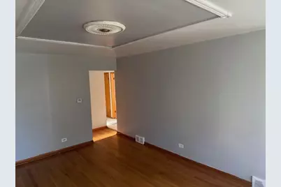9855 S California Avenue, Evergreen Park, IL 60805 - Photo 2
