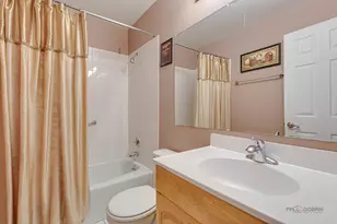 7 Oak Creek Dr, Buffalo Grove, IL 60089 - Photo 20