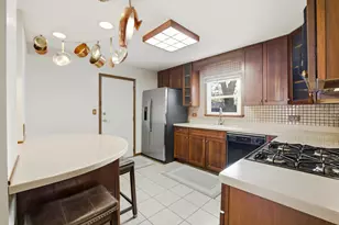 220 Dato Dr, Streamwood, IL 60107 - Photo 10