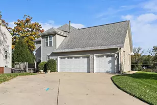 494 Rosewood Dr, Carpentersville, IL 60110 - Photo 2