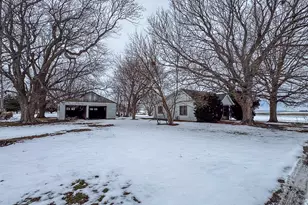 307 N Vine St, Armington, IL 61721 - Photo 2