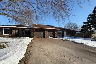 909 Carlisle Dr, Rochelle, IL 61068 - Photo 2