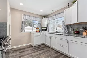 552 Simms St, Aurora, IL 60505 - Photo 4