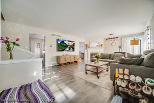 113 April Ln, North Aurora, IL 60542 - Photo 2