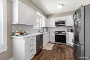 205 Churchill Ln, Aurora, IL 60504 - Photo 8