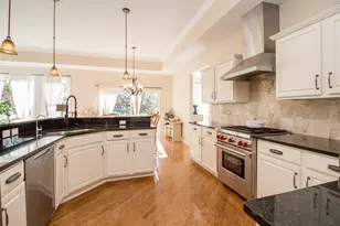 6 Sherwood Ct, Lake in the Hills, IL 60156 - Photo 4