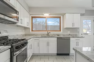 322 Rockhurst Rd, Bolingbrook, IL 60440 - Photo 10