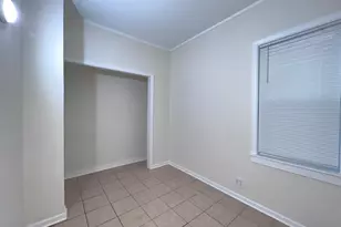 8919 S Muskegon Ave, Chicago, IL 60617 - Photo 12