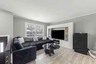 1364 Leslie Ln, Glendale Heights, IL 60139 - Photo 2