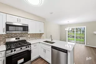 728 Old Checker Rd, Buffalo Grove, IL 60089 - Photo 4