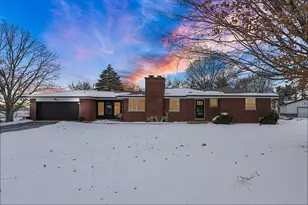 11 Lillian Ln, Yorkville, IL 60560 - Photo 2