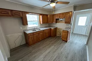 405 Broadway Ave, Sterling, IL 61081 - Photo 2