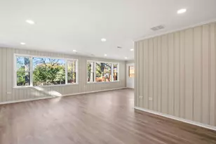 914 Brook St, Elgin, IL 60120 - Photo 10