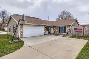 8 Southbury Ct, Streamwood, IL 60107 - Photo 1