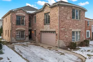 6732 N East Prairie Rd, Lincolnwood, IL 60712 - Photo 2