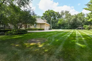 4709 Royal Melbourne Dr, Long Grove, IL 60047 - Photo 2