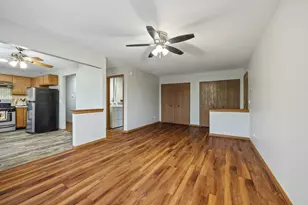 35 Terry Dr, Roselle, IL 60172 - Photo 4