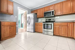 1090 W Grant Dr, Des Plaines, IL 60016 - Photo 6