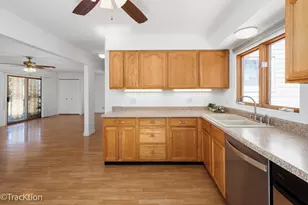 8829 Skyline Dr, Burr Ridge, IL 60527 - Photo 4