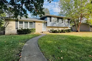 1136 Laurel Ln, Naperville, IL 60540 - Photo 2