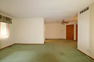 10400 Circle Dr S, Oak Lawn, IL 60453 - Photo 6