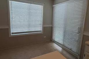 211 E Ashbury Ln, Roselle, IL 60172 - Photo 4