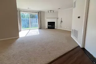 211 E Ashbury Ln, Roselle, IL 60172 - Photo 2